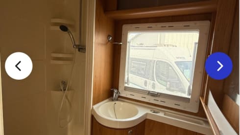 Spacious 6/7 person Ford Rimor Superbridge with all amenities!