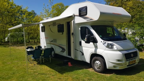 Zeer LUXE 6 pers. Camper met Airco en XL Garage BJ 2013