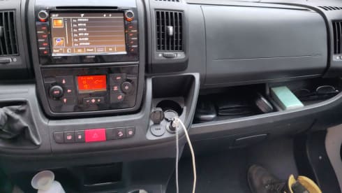 Very comfortable 3 p offgrid camper Eura Mobil