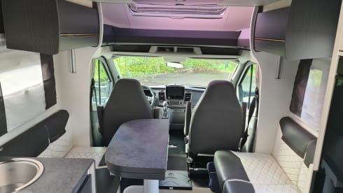 GPV48X – Luxury Modern 4 pers Sunlight T67 with length bed | Km free! 