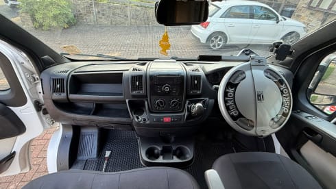 Ashton – Renault campervan met 2 slaapplaatsen uit 2012