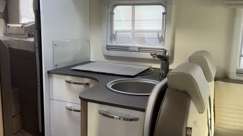 De Vroem Vroem Camper – 4p Bürstner Lyseo Futura TDG690G semi-integrated from 2024!