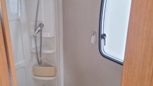 Ideal 6-person Ford family camper