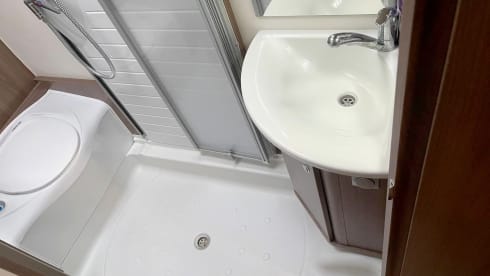 Goldie – Bürstner Ixeo IT 664, Standklima, AHK, Markise, Hubbett