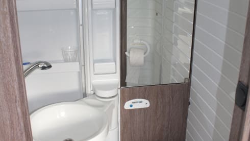 2p Bürstner semi-integrated uit 2016