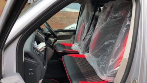 Reddy – VW Transporter MANUAL Pop Top 4 Berth