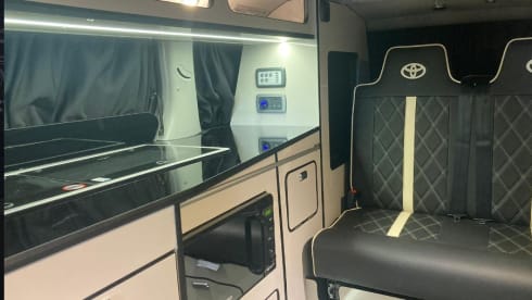 Luxuriöser Toyota Alphard Campervan