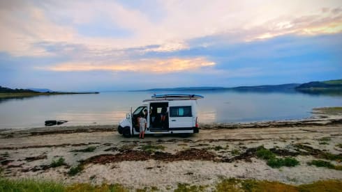 McHaggis – Stealth camper met 5 zitplaatsen en SUP's voor het verkennen van Schotland