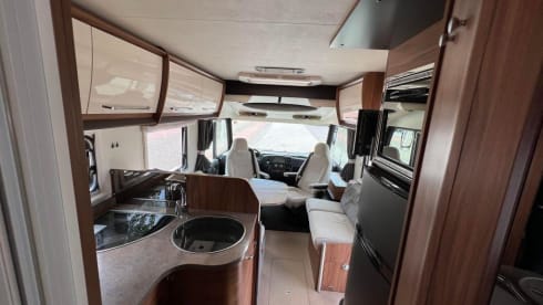 Premium integrated 5-person camper with bunk and lifting bed