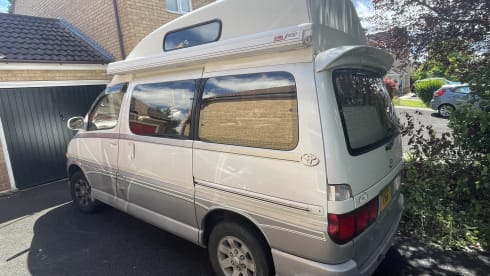 Oli  – Campervan Toyota a 2 posti letto del 2011