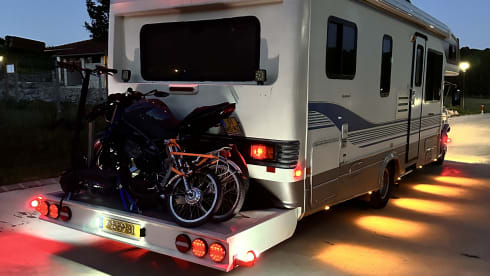 Amerikaanse camper – 6-person Ford E350 7.3L V8 turbo diesel