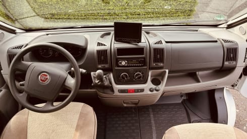 4p Adria Matrix hef- en lengtebedden – Luxurious, fresh camper with plenty of space!
