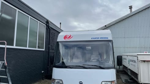 6 persoons winteruitvoering met B rijbewijs  – 6 person Eura Mobil integral from 1996