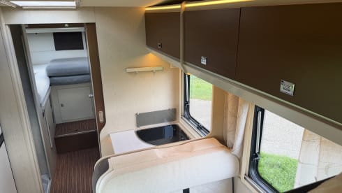 Camper met enkele bedden en alkoof!