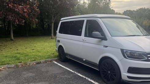 Suzie – 4 berth Volkswagen Campervan 