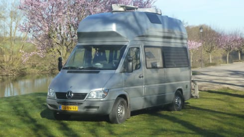 James Cook – Nice 4-person camper van: Adventure with comfort