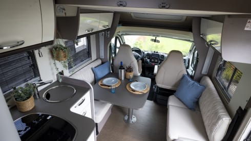 T898BJ – T898BJ 4 person Bürstner Lyseo Harmony Line 736 half integral from 2023