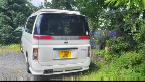 Elgrandy – Cool 3 berth Nissan ELGRAND campervan from 2005 with pop roof