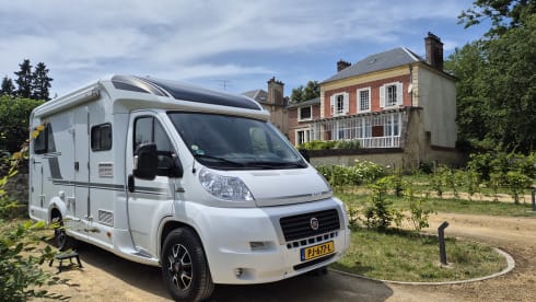 Nice compact 2 person camper with single beds.