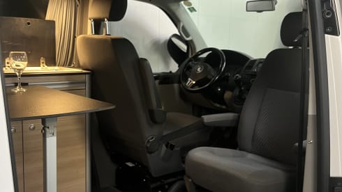 Lekkercamperen – 4-sitziger Volkswagen-Bus aus dem Jahr 2015