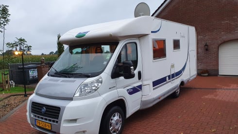 Louis  – Spacious 2 person Louis camper