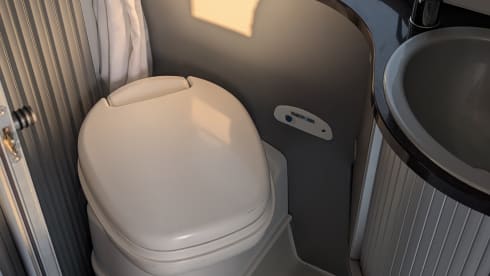 Adriaatje – Adria Mobil Wohnmobil für 2 Personen aus dem Jahr 2011