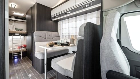 Bavarian Camper 3 – Mega-Raumwunder mit bis zu 8 Betten und großer Heckgarage