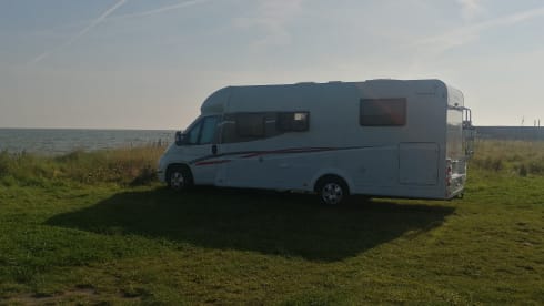 Wohnmobil Teilintegriert mit Einzelbetten und Hubbett  – Sunlight T68