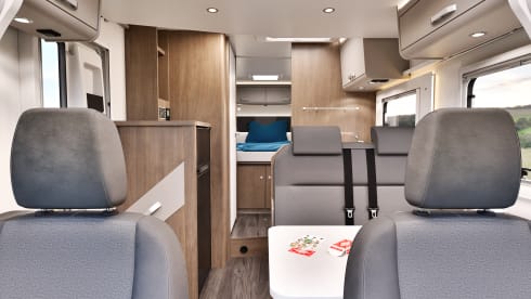 Lucy – 2p Carado from 2024, Queen bed, Semi-integrated