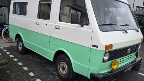 2p Volkswagen campervan uit 1977