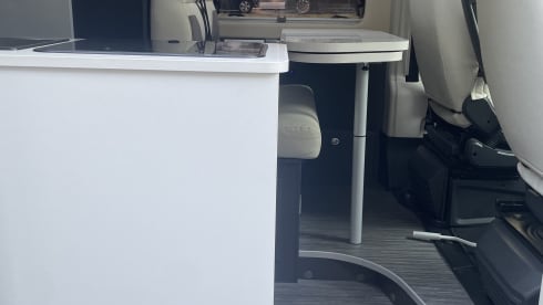 Camping-car 2 personnes (2024) McLouis Menfys Discovery Van 1