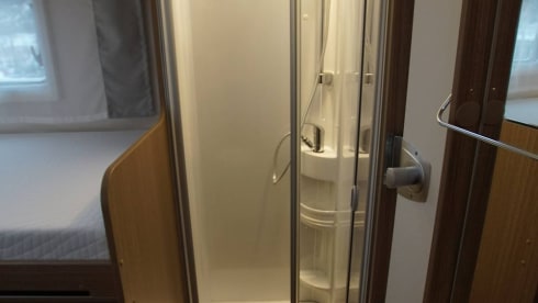Wille – Automatic, Hymer Carado 4 person family camper, long beds! 