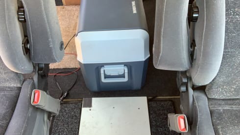 Crazy Yellow Chevy Van per andare tutti "Off Grid".