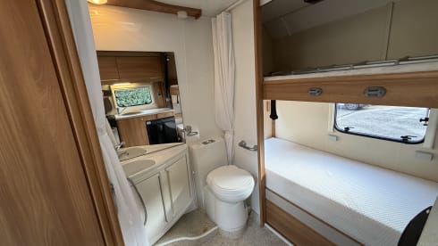 H14 – Aangepaste camper voor mindervaliden. 4 slaapplaatsen. Automatische transmissie met handbediening. 