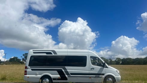 4 berth Mercedes-Benz bus campervan