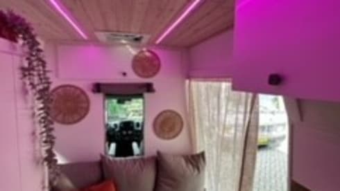 El Monstro – Luxurious and comfortable 2 person camper bus
