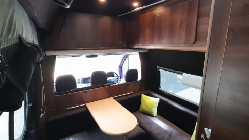 Mo – Fully loaded off-grid sports / touring home