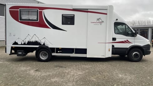 gemütlicher, netzunabhängiger Camper-Kastenwagen mit Terrasse