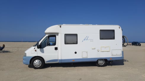 Mr. Blue  – Bürstner Merano with air conditioning and fixed bed 2005