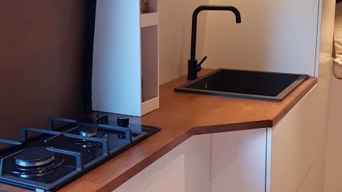 WanderVan Noé – Mooie zelfbouw camper voor 2P+kindje 