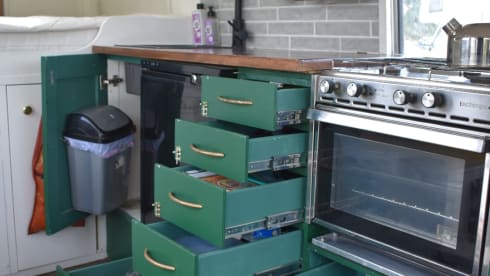 Barry – Unique off-grid oldtimer Mercedes 508 camper