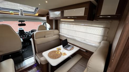 Rewind – Escapade familiale de luxe : camping-car moderne à 6 couchettes prêt pour l'aventure !