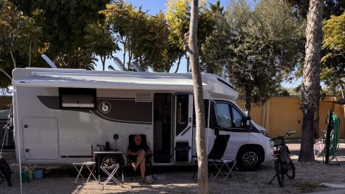 Benimar met queensbed, grote keuken en electrische fietsendrager