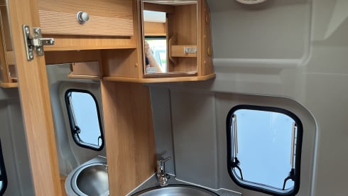 Pössl 2Win Fixed bed, Air conditioning, AUTOMATIC 3.0L 158hp