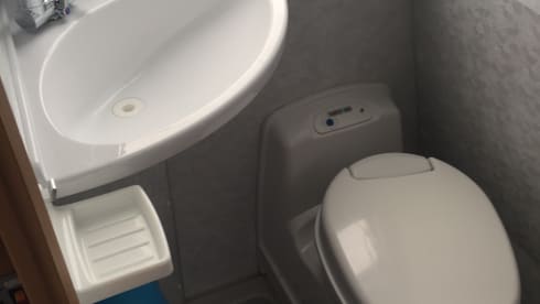 Adria twin de blauwe – Compacte 2 persoons camperbus