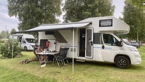 The Beast – Very recent, luxurious 4-person alcove camper