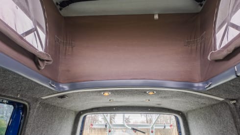 2p Volkswagen campervan uit 2003