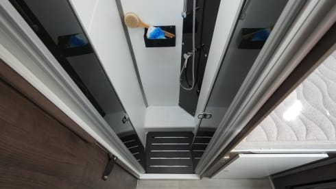 Location de camping-car semi-intégré de luxe Benimar – automatique – 5 places – 2026