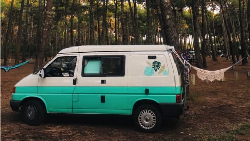 Bessie – 4p Volkswagen T4 campervan with lifting roof