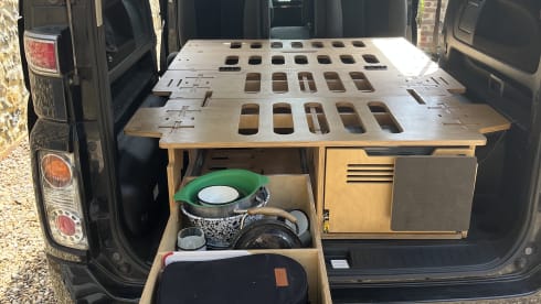 The Moose  – Nissan campervan met 4 slaapplaatsen uit 2007